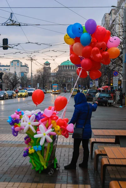 Egy nő értékesítési lufi, egy utca — Stock Fotó