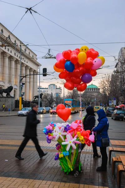 Uma mulher a vender balões numa rua — Fotografia de Stock