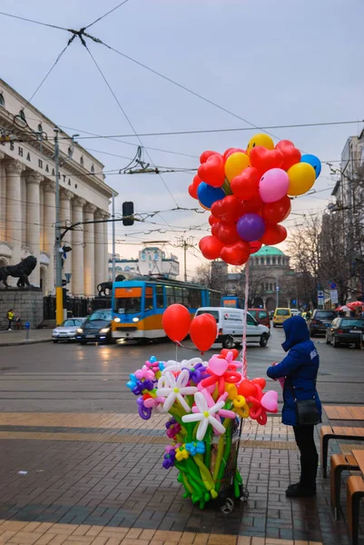 Женщина продает воздушные шары на улице — стоковое фото