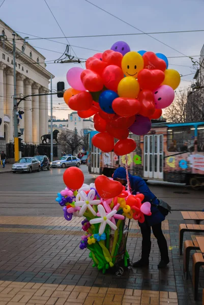 Kobieta sprzedaży balonów na ulicy — Zdjęcie stockowe
