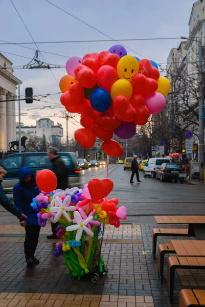 Uma mulher a vender balões numa rua — Fotografia de Stock