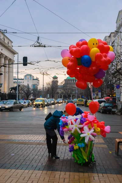 Egy nő értékesítési lufi, egy utca — Stock Fotó