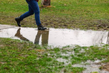 Yağmurlu bir gün. Yansıma azıyorum şehre yağmur sırasında sokak.