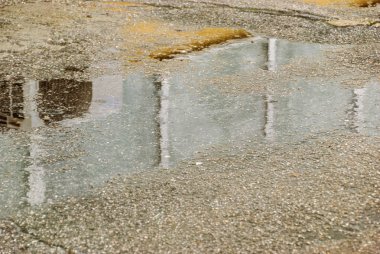 Yağmurlu bir gün. Yansıma azıyorum şehre yağmur sırasında sokak.