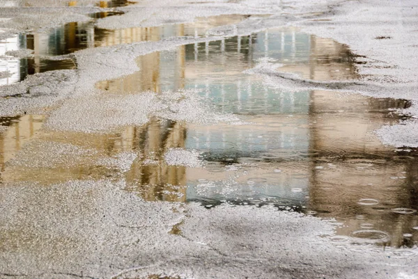 Rainy day. Reflection in puddle on the city street during rain. — Stock Photo, Image