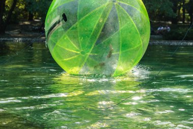 Çocuk su plastik balonların içinde eğlenmek.
