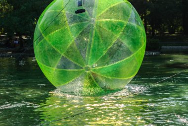 Çocuk su plastik balonların içinde eğlenmek.