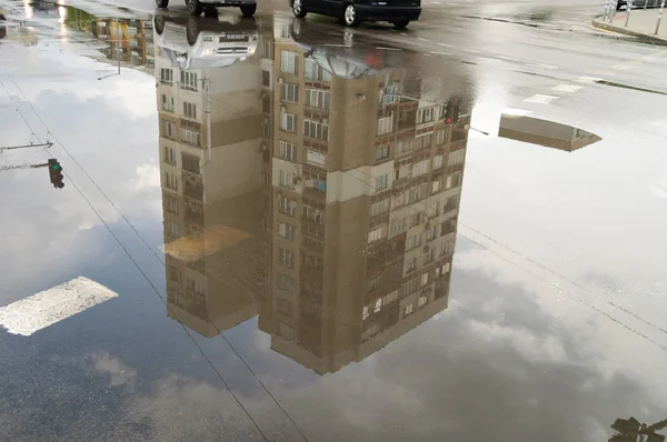 Réflexion dans une grande flaque par temps couvert — Photo