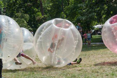 Gençler kabarcık bump oynamak