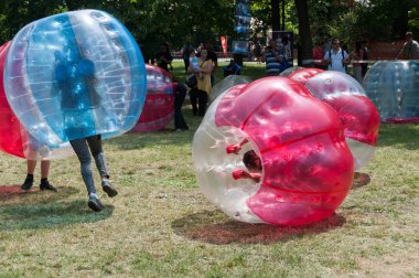 Gençler kabarcık bump oynamak