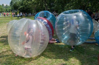 Gençler kabarcık bump oynamak