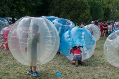 Gençler kabarcık bump oynamak