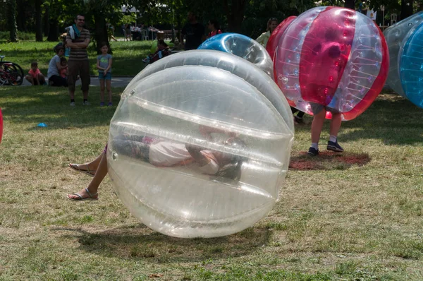 Nastolatków grać w Bubble bump — Zdjęcie stockowe