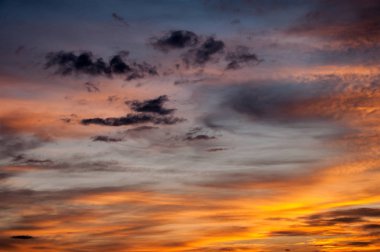 Dağlarda muhteşem bir gün batımı.