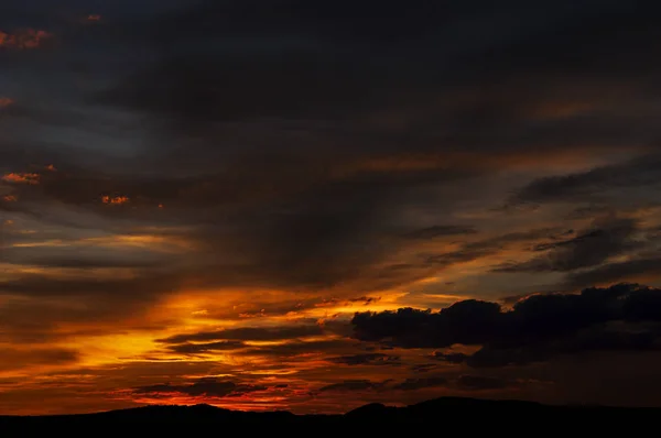 Величний захід сонця в горах пейзаж — стокове фото