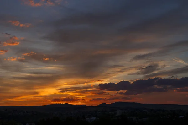 Majestueuze zonsondergang in het berglandschap — Stockfoto