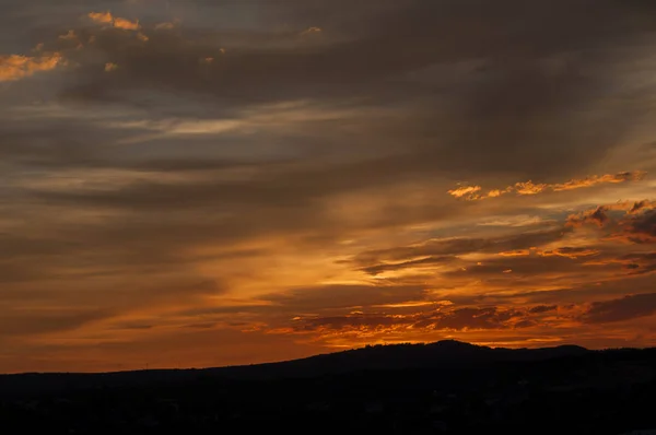 Majestoso pôr do sol na paisagem das montanhas — Fotografia de Stock