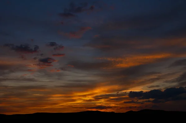 Majestuoso atardecer en el paisaje de las montañas — Foto de Stock