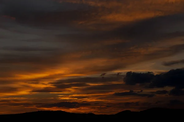 Величественный закат в горах — стоковое фото
