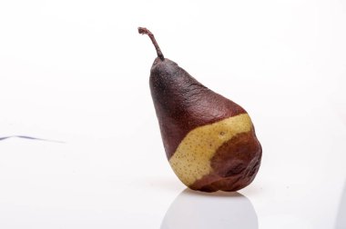 Buruşuk ve çürük kahverengi armut izole