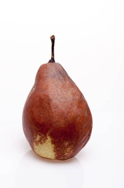 Buruşuk ve çürük kahverengi armut izole