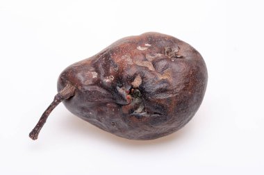 Buruşuk ve çürük kahverengi armut izole