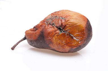 Buruşuk ve çürük kahverengi armut izole