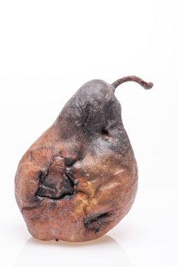 Buruşuk ve çürük kahverengi armut izole