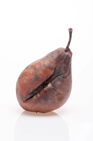 Poire brune ridée et pourrie isolée — Photo