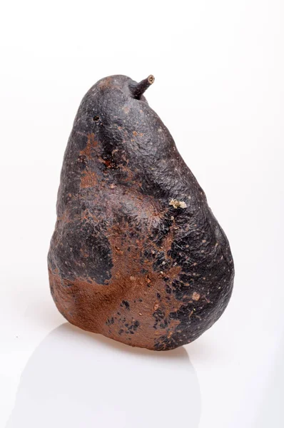 Gerimpeld en rotte bruine peer geïsoleerd — Stockfoto