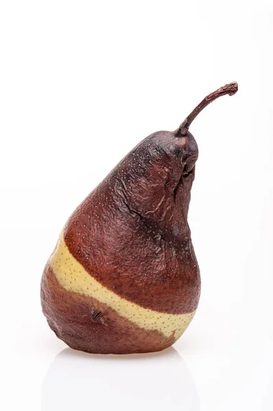Skrynkliga och ruttna bruna päron isolerade Stockfoto