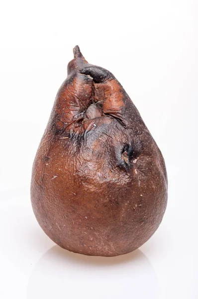 Skrynkliga och ruttna bruna päron isolerade Stockbild
