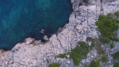 Serin deniz tarafında kaya