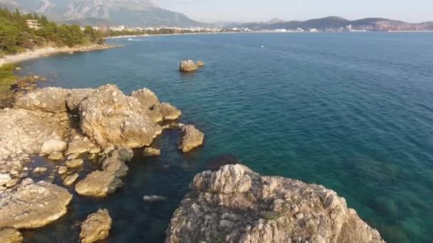 Літній пляж. Скеля у воді — стокове відео