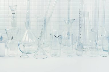 Laboratuvarda kimyasal cam eşyalar.