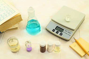 Ölçekler, çözüm, kitap ve laboratuvarda çeşitli maddeler