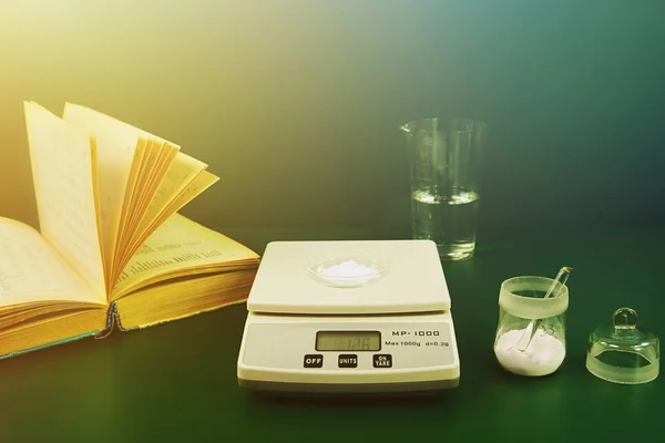 Weighing of the chemical substance — Stock Photo, Image