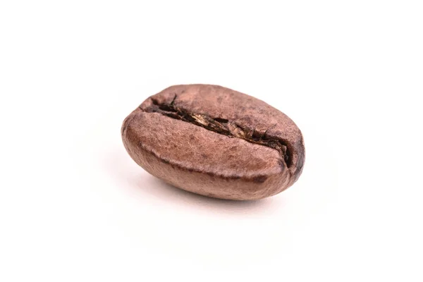 Pražená kávová zrna Izolované na bílém pozadí — Stock fotografie