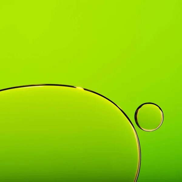 기름 방울을 물, 녹색 추상적인 배경에 거품 — 스톡 사진