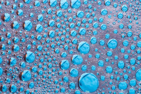 Gouttes d'eau sur verre avec fond bleu — Photo