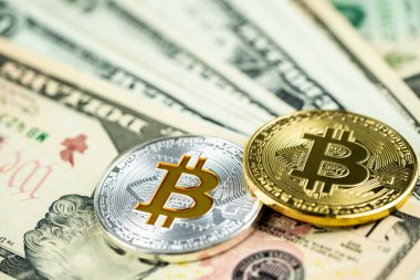 Kağıt para banknotlarındaki gümüş ve altın bitcoin paralar, modern sanal para birimi, dijital kripto, metal kripto paraları