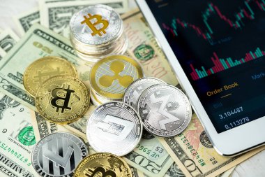 Kağıt dolar banknotları üzerinde çeşitli kripto paralar beyaz modern tablet ile borsa şamdan şeması, sanal para, dijital şifreleme, metal kripto paralar