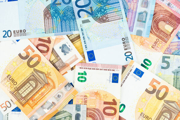 Куча бумажных банкнот евро, европейская платежная система, наличные евро, финансовый фон
