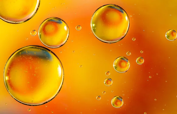 Huile Orange Tombe Dans Eau Bulles Différentes Tailles Sur Fond — Photo