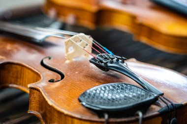 Antika keman ve keman yayları semier üzerinde yatıyor. Konserden önce bir keman enstrümanını ve zilini kapat. Müzik konsepti arka planı