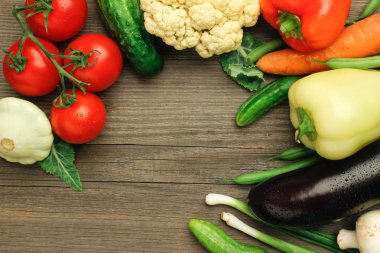 Tahta bir yüzeyde çiğ sebzeler, üst manzara.