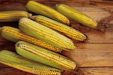 Tahta yüzeyde taze mısır, yakın çekim, üst manzara.