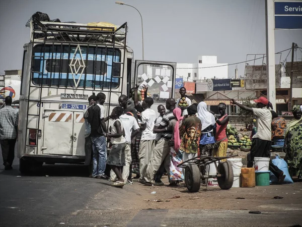Autobusová zastávka na okraji Dakar — Stock fotografie
