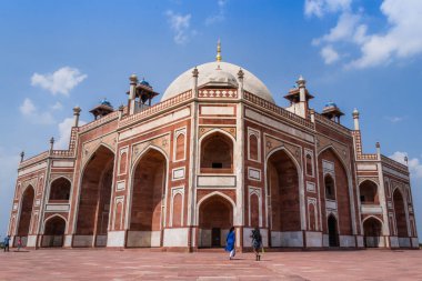 Arka plan beyaz bulutlar ile Humayuns mezar