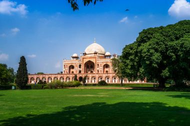 Arka plan beyaz bulutlar ile Humayuns mezar